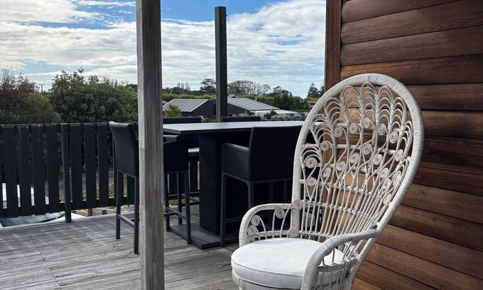 Riversdale House | Cosy Chalet style house filled with original Art and 500m to the beach.