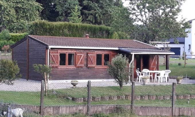Arpajon-sur-Cere Cottage | Cosy Chalet: Tranquility, Nature & Adventure near Aurillac