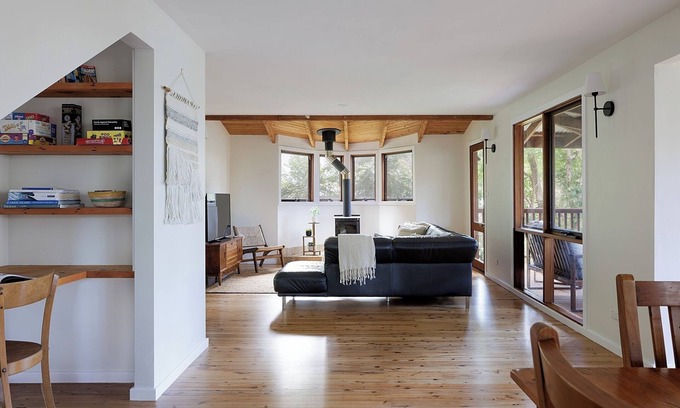 Smiths Lake Cabin | Cosy Coastal Cabin Getaway- Lakefront-Dog Friendly