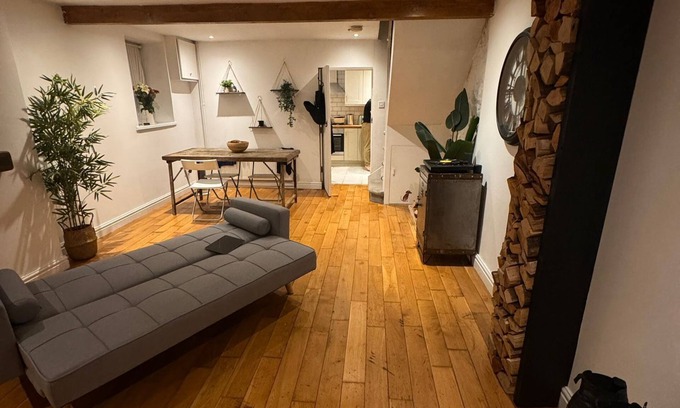 Old St Mellons Cottage | Cosy Cottage house Based in Cardiff City, 5-10 min to City Center.