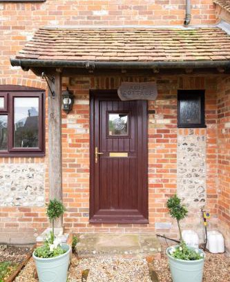 Chichester House | Cosy Cottage in Beautiful South Downs Walk 2 Pub