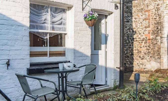 Temple Ewell Cottage | Cosy cottage in Temple Ewell, walk to the local pub and Kearsney Abbey
