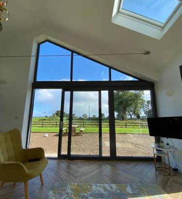 Woodford House | Cosy Cottage & Lake views