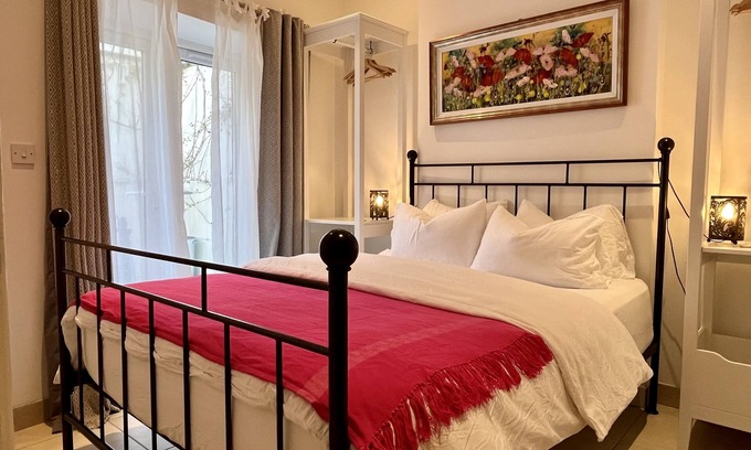 Boscombe Cottage | Cosy cottage, short walk to beach and restaurants