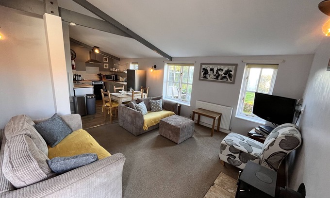 Monk Soham House | Cosy cottage with log burner, hot tub and pet friendly.