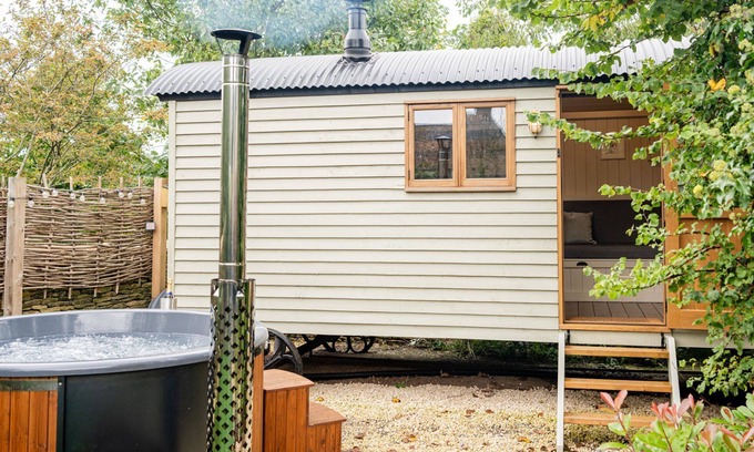 Filkins Cottage | Cosy dog friendly shepherd's hut in the Cotswolds with hot tub - The Hideaway