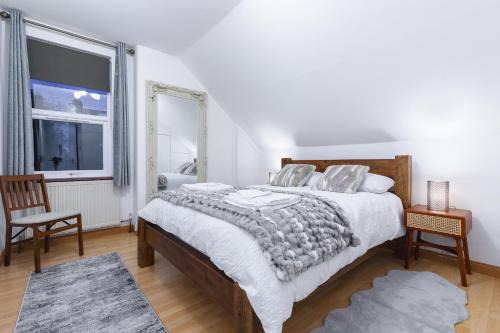 Walpole Apartment | Cosy Flat In London