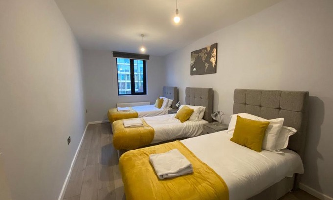 Cranford Apartment | Cosy flats near Heathrow, group bookings available with parking space