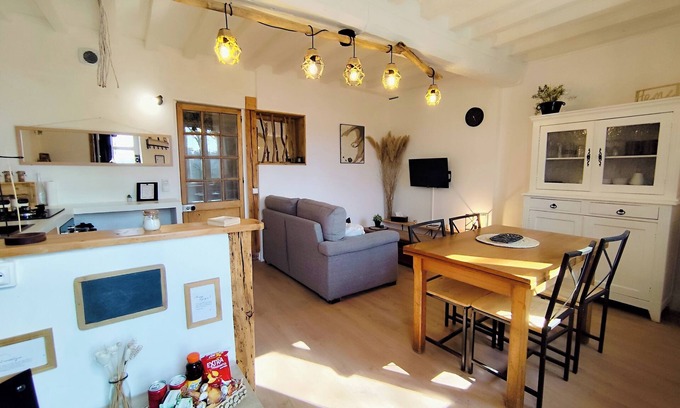 Montreuil-aux-Lions House | Cosy gîte garden terrace & dining options. Close to Disney
