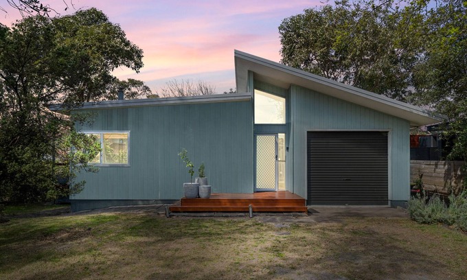 Broulee House | Cosy Getaway with Fireplace and Spacious Backyard