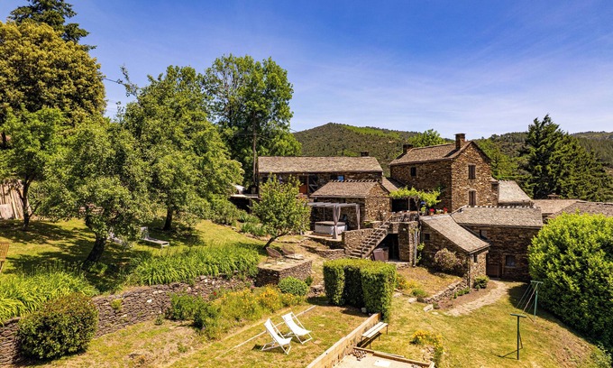 Saint-Andeol-de-Clerguemort House | Cosy gîte with view, jacuzzi & pool - heart of the Cévennes, hiking, relaxation.