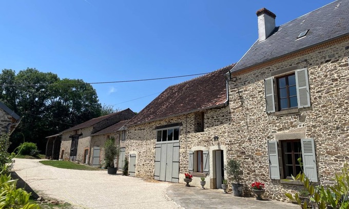 La Chatre-Langlin Cottage | Cosy Gite, Private Pool, meadow and riverside fishing.