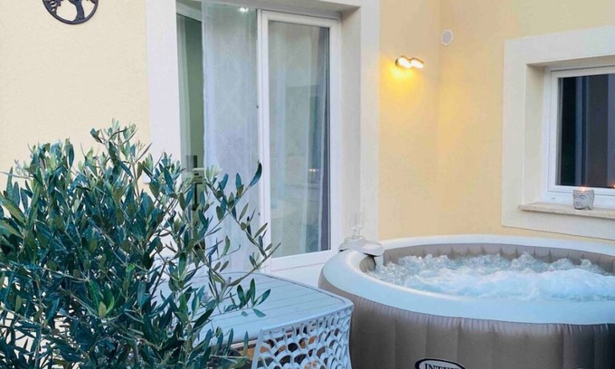 Mondragon Apartment | Cosy gites with private spas and swimming pool