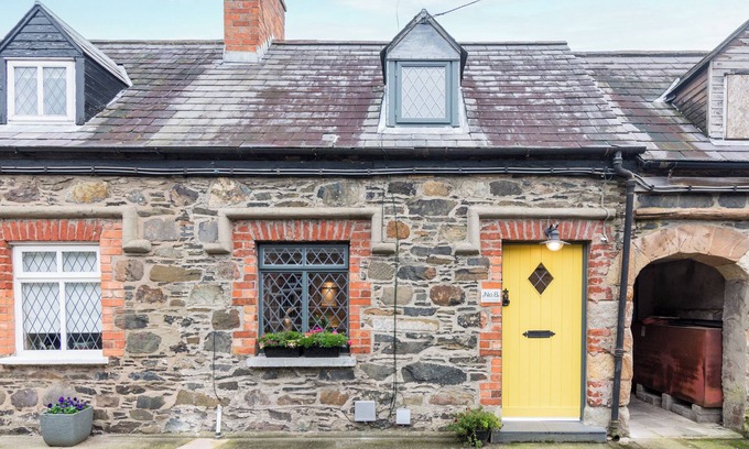 Hillsborough Cottage | Cosy historic cottage in Hillsborough, near Belfast, Dublin & local attractions