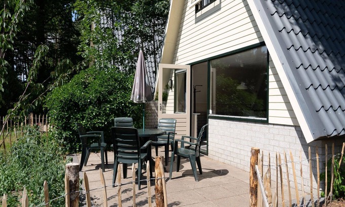 Eerbeek House | Cosy holiday home in Eerbeek with balcony/terrace