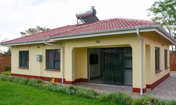 Harare House | Cosy home near airport comfy beds family friendly entire house