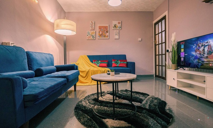 Acresford House | Cosy Home - sleeps 8, Free Parking, WiFi, Netflix, Prime Location