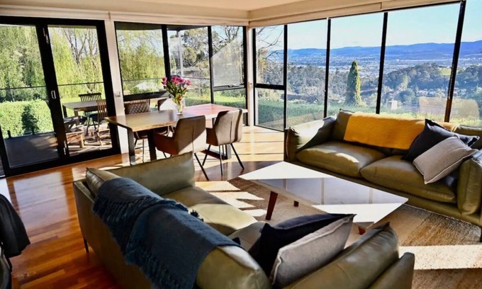 West Launceston House | Cosy home with spectacular views