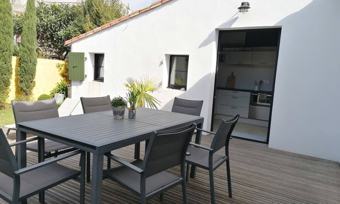 Sainte-Marie-de-Re House | Cosy house with small garden close to the beach and shops.