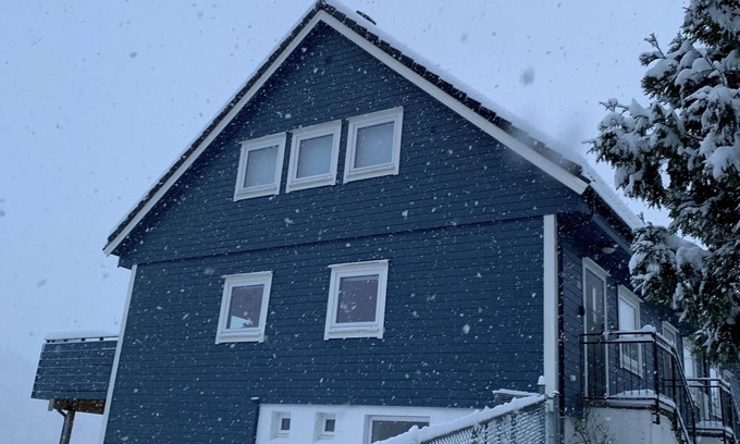 Arstad House | Cosy house with sunny balcony, mountains and fjord view!