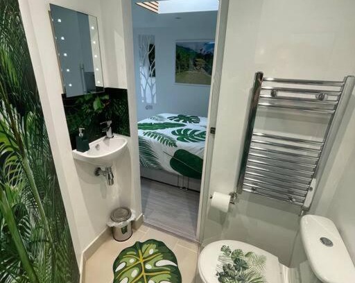 Bircotes Apartment | Cosy Jungle Cabin With Bathroom