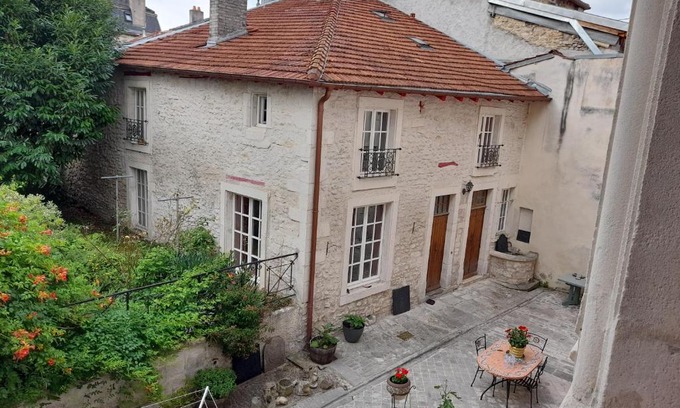 Commercy Apartment | COSY LOFT AVEC JARDIN
