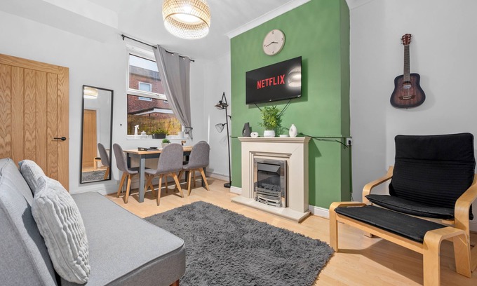 Salford House | Cosy Manchester 4-bed home with a fully equip kitchen, pet friendly!