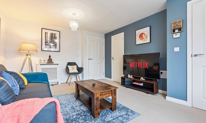 Telford House | Cosy Modern home -3BR 247 Serviced accommodation Telford