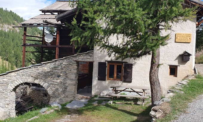 Saint-Veran Ski Chalet | COSY NATURE GITE, QUIET, ski in ski out - Parking