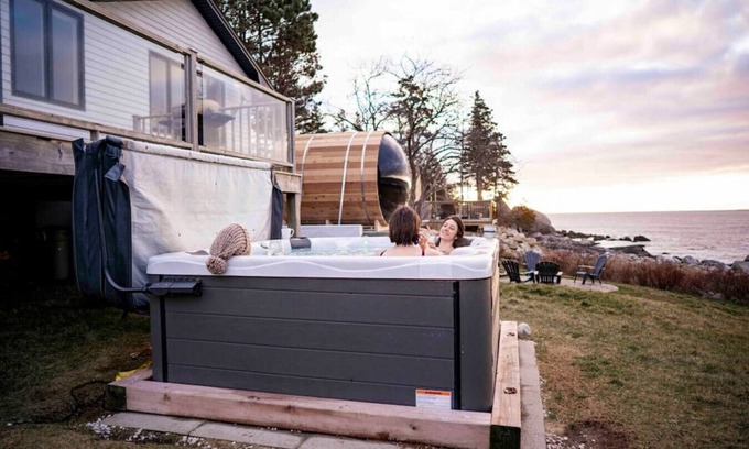 Hunts Point Cottage | Cosy Oceanfront Cottage - Hot Tub and Sauna