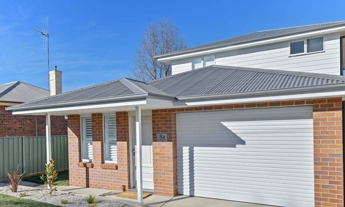 Orange Apartment | Cosy on Curran | CBD Escape, EV Plug, Firepit