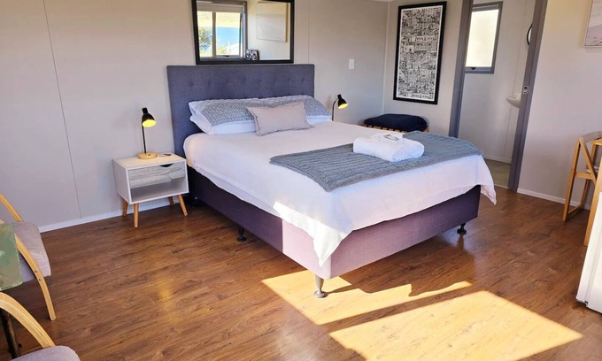 Opononi Cabin | Cosy Opononi cabin with gorgeous ocean views - relaxation bliss!
