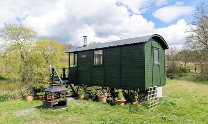 Hadlow Down House | Cosy, peaceful & secluded lakeside cabin. BBQ, Firepit, Fishing, Dogs welcome.