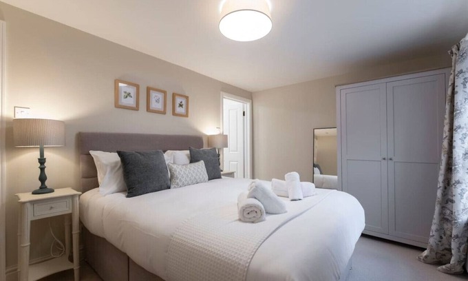 Montpellier House | Cosy & Peaceful Self Contained Home in Montpellier
