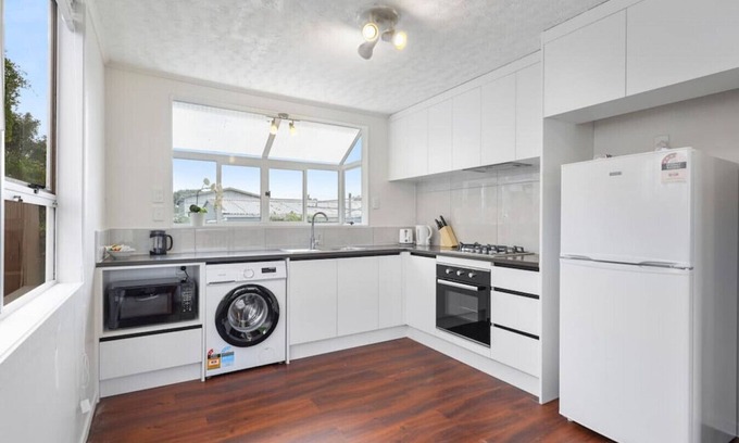 Auckland House | Cosy Renovated Two Bed Garden Apt | WIFI & Netflix