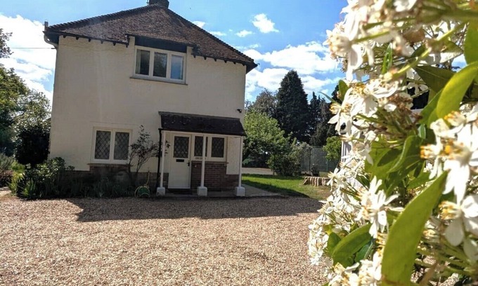 Ford Cottage | Cosy Semi Rural Cottage with Large Gardens & Tennis Court - Dogs Welcome!