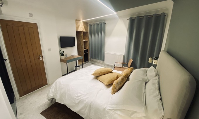 Winchester Apartment | Cosy Serviced Studio Pet Friendly