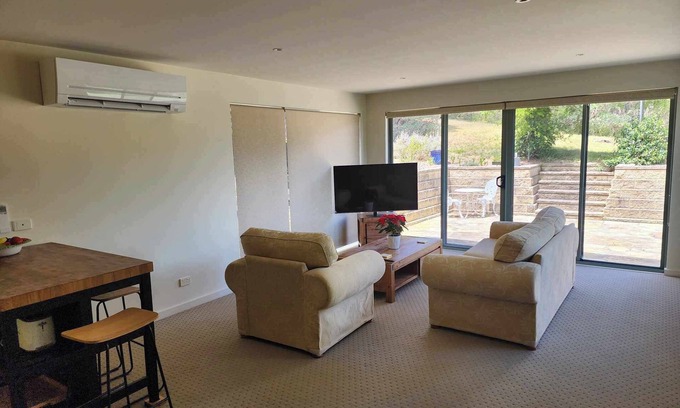 McCrae Villa | Cosy singles or couples retreat where you can enjoy bay and mountain views