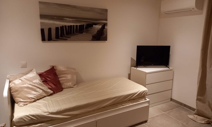 La Seyne-sur-Mer Apartment | Cosy studio 2mn walk from the beaches small sea view