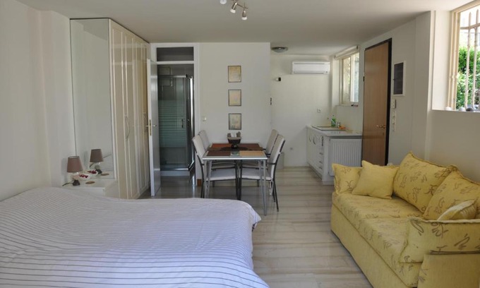Kifisia Apartment | Cosy Studio with Garden/Individual apartment