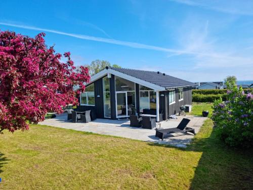 Strøby Ladeplads House | Cosy Summerhouse Near The Waterfront