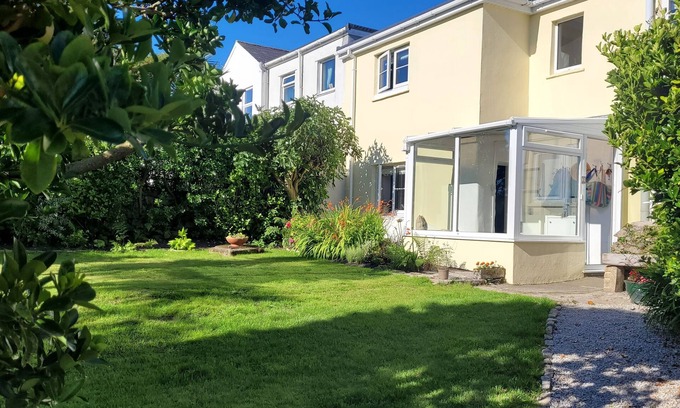 Pendeen House | Cosy three bedroomed Cornish cottage close to the sea🏵Walk swim fish surf.