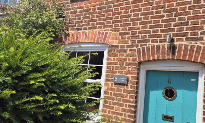 Martlesham Heath House | Cosy two bed cottage. Pet friendly!