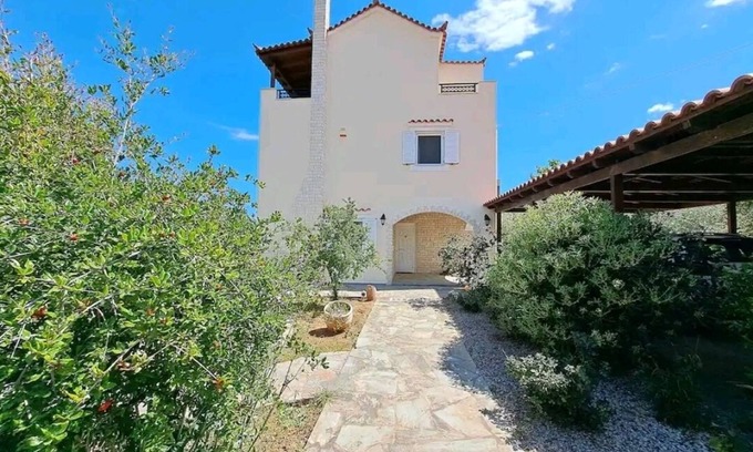 Monemvasia Villa | Cosy villa, close to the castle of Monemvasia. Ideal for family and friends.