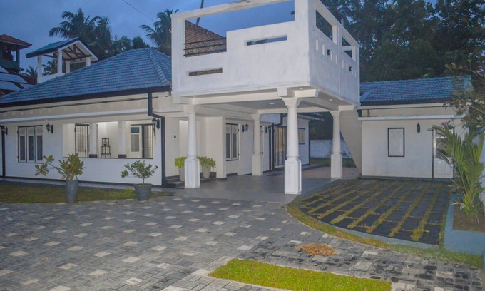 Kochchikade Villa | Cosy villa with style, luxury and great comfort Close to beach and amenities nn