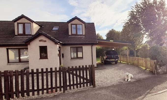 Aviemore Cottage | Cosy warm & welcoming modern cottage 1 mile from Aviemore centre - pet friendly