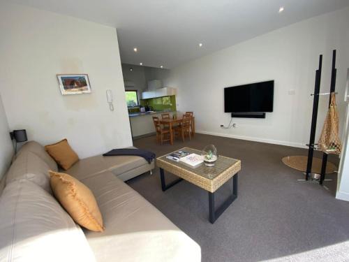 O'Connor House | Cosy Work From Home Townhouse 10 Mins From City - Hosted by CanStay