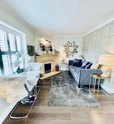 Chipping Campden Apartment | Cotswold Chic Retreats "Jacinabox" Central Chipping Campden-Parking-Garden