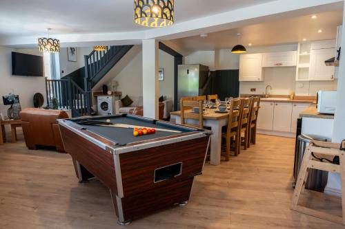 Stroud House | Cotswolds- Stroud-Large 5 Bedroom House-Pool Table-Sleeps 10-Near Canal Walks