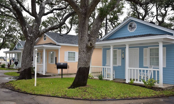 Fulton House | Cottage 15 at D&R Pelican Bay Resort